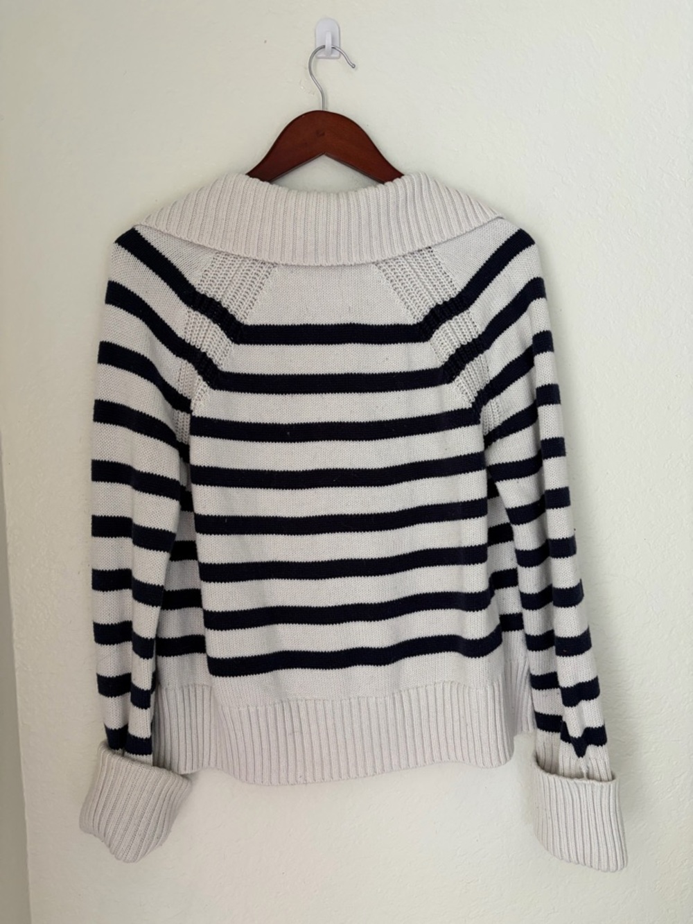 Abercrombie & Fitch White and Navy Striped V-Neck Sweater - Picture 3 of 7